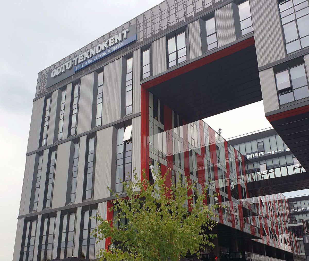Cam cepheli modern bir teknokent binası